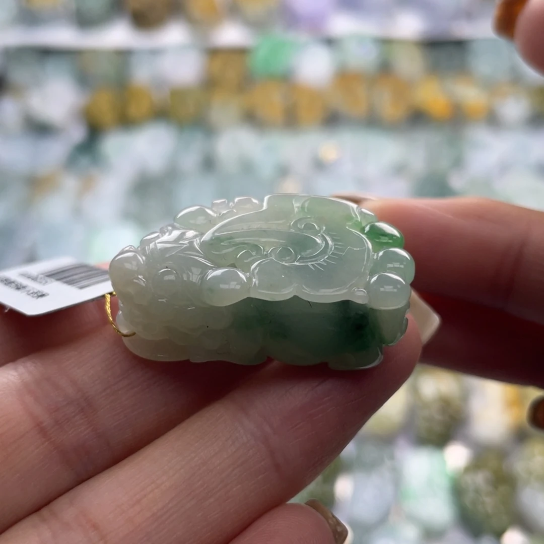 翡翠未镶嵌颈饰貔貅