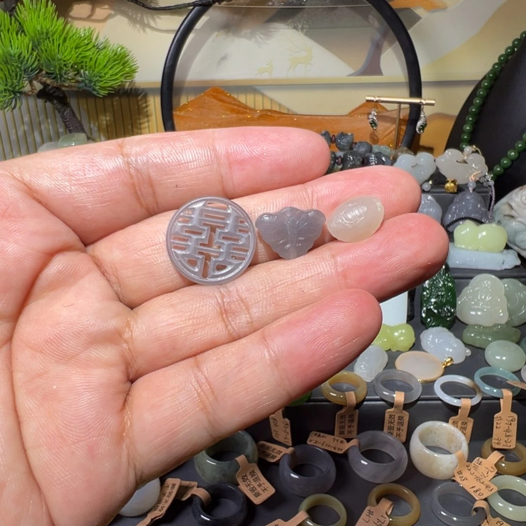 叶***花和田玉未镶嵌颈饰