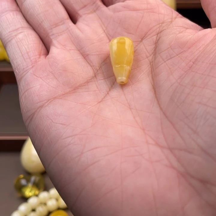琥珀未镶嵌颈饰如图