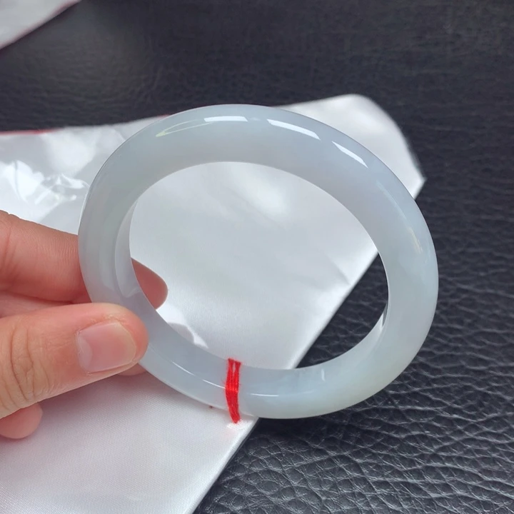 翡翠手镯未镶嵌。