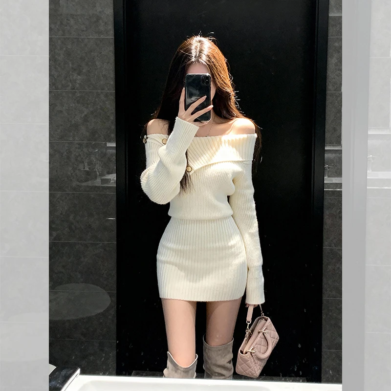 秋冬季潮流休闲出游服装女款洋气穿搭一字领露肩针织包臀连衣裙子