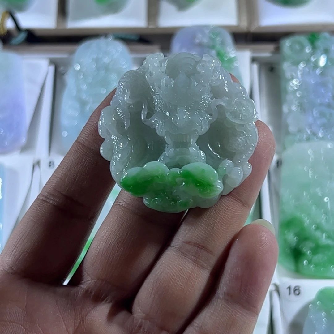 翡翠未镶嵌颈饰龙