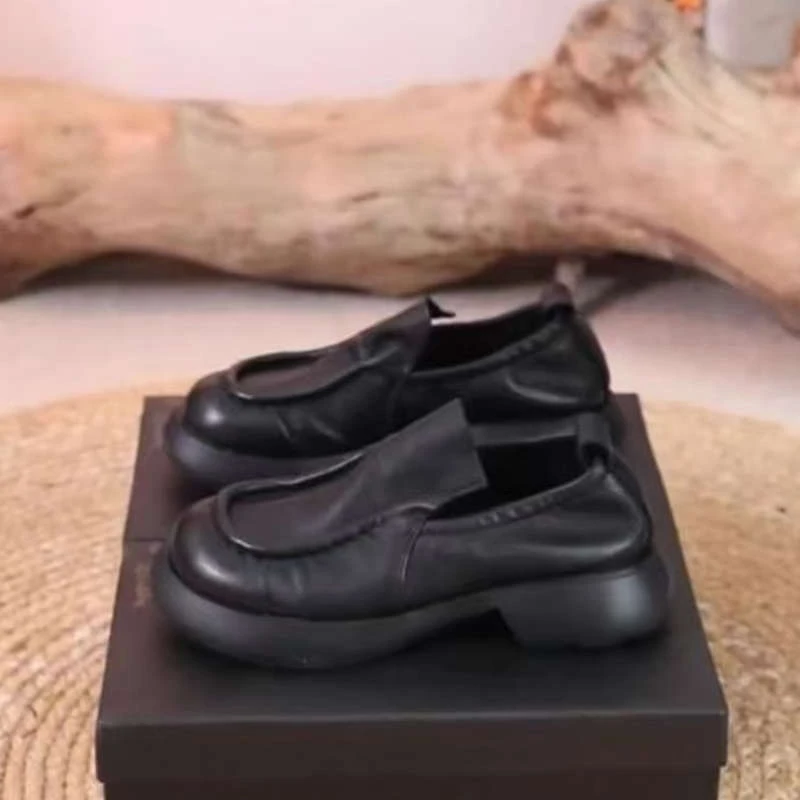 鸿星鸿尓克软底妈妈鞋单鞋女时尚小皮鞋2025秋季新款厚底中年软皮