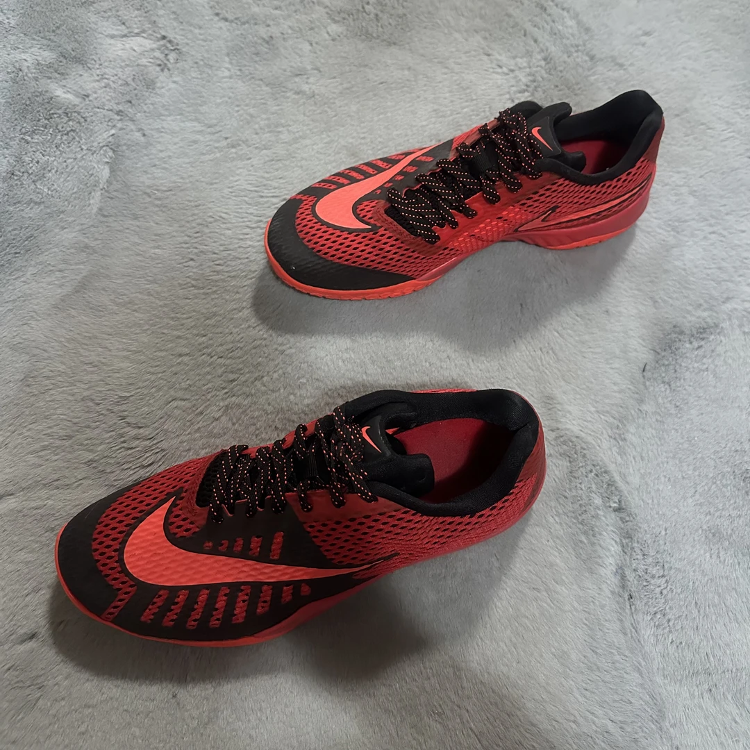 43码 Nike hyperlive大红 95新 鞋底磨损小 鞋面新 中古篮球鞋