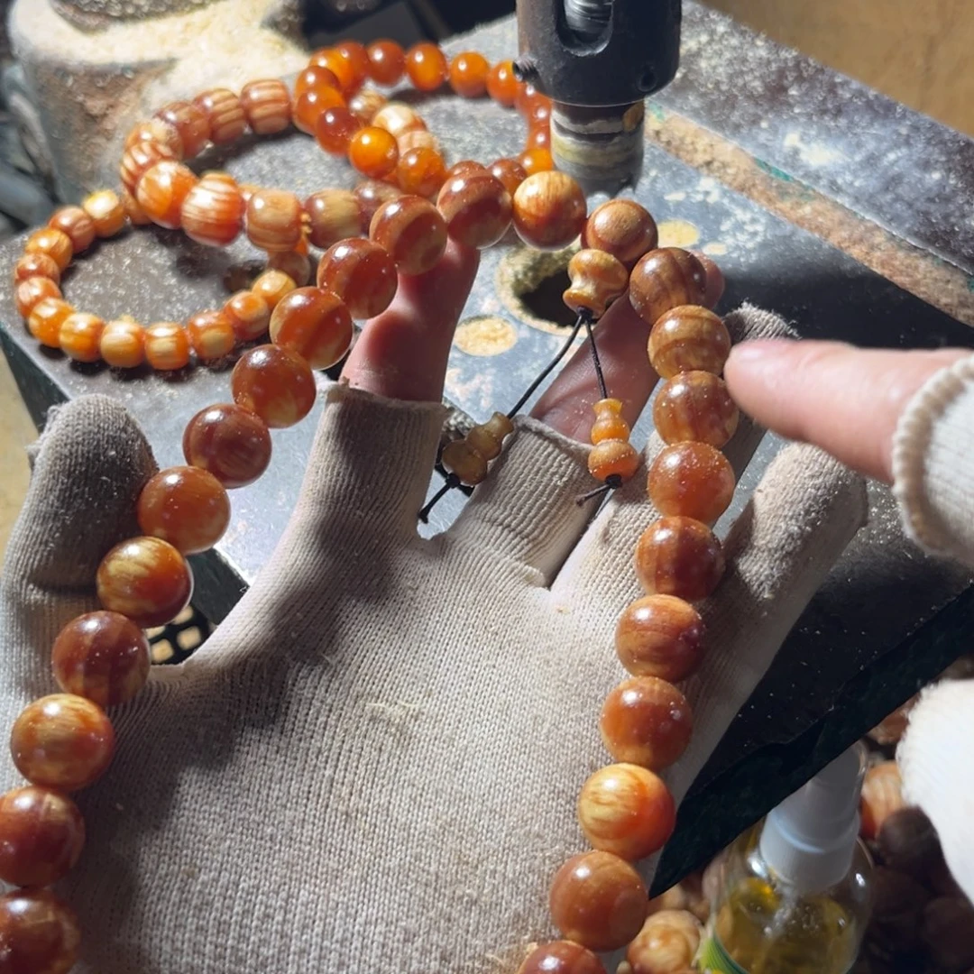 肉***柜松木（琥珀木）手串/手链1.8手持穿26颗