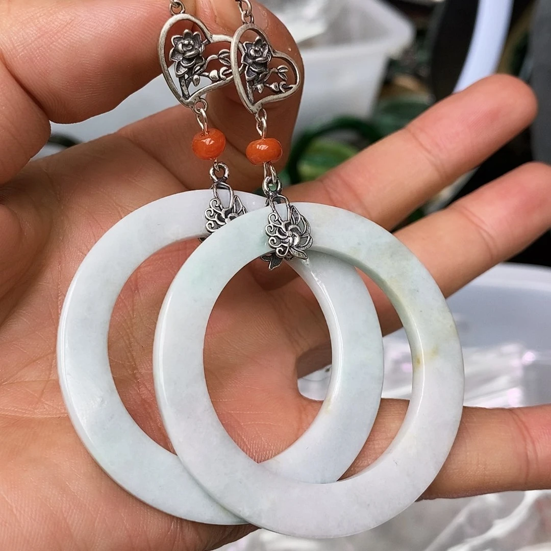 未镶嵌翡翠耳饰漂亮美眉