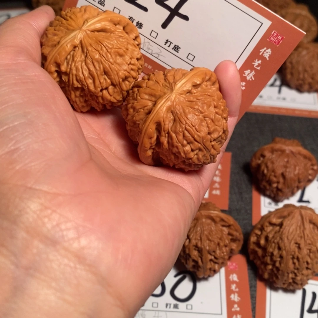 文玩核桃吊坠白狮子24