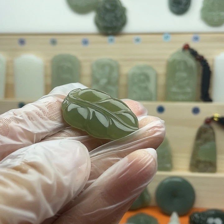 双面雕金枝玉叶吊坠