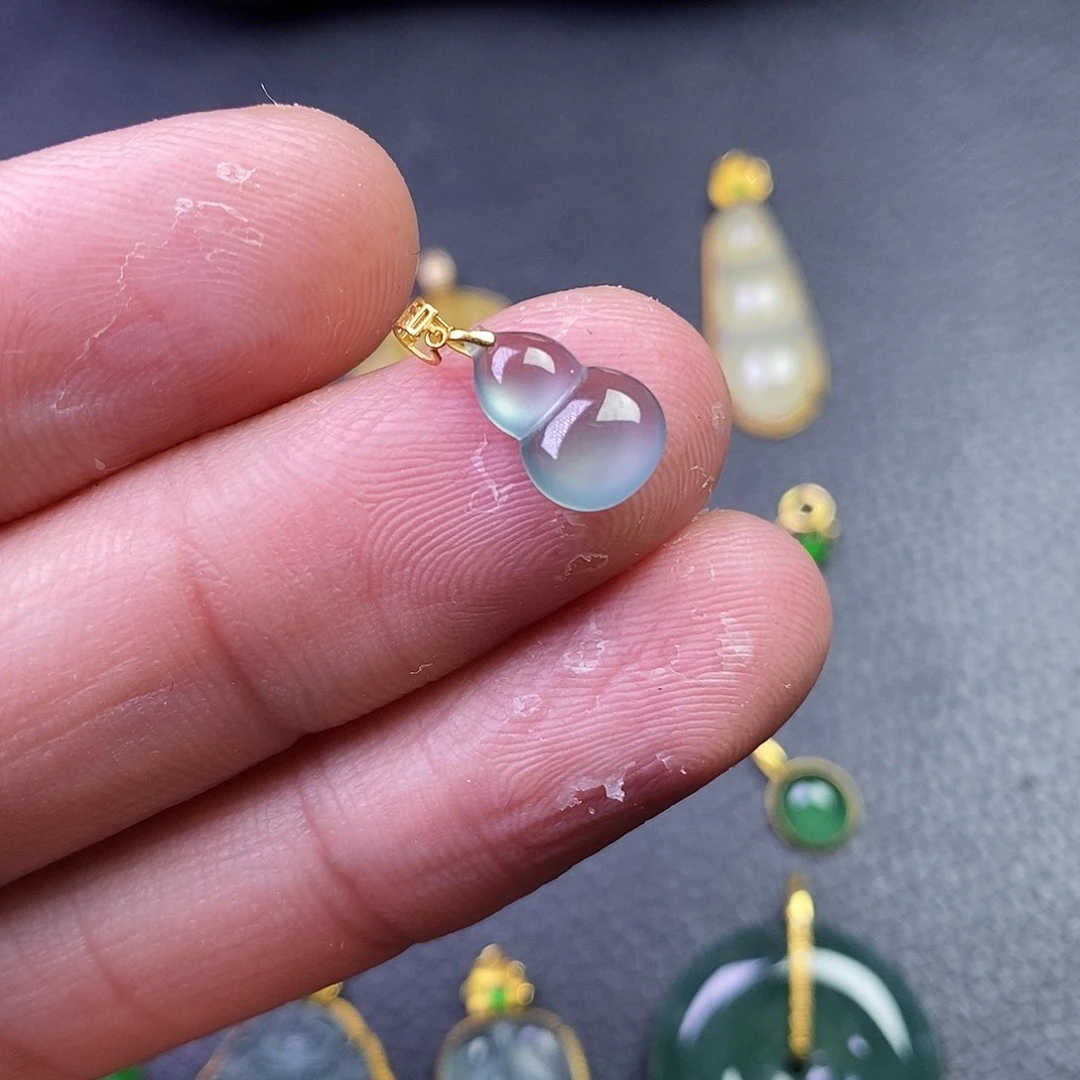 颈饰18K金镶嵌翡翠