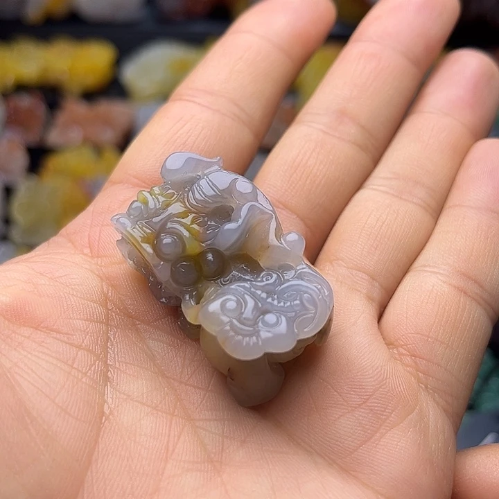 石英质玉（黄龙玉）颈饰未镶嵌