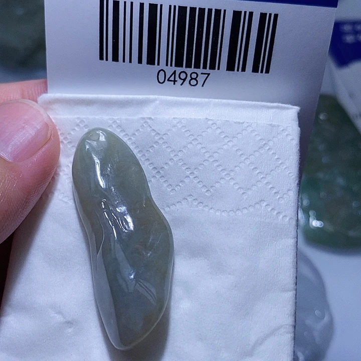颈饰未镶嵌翡翠是