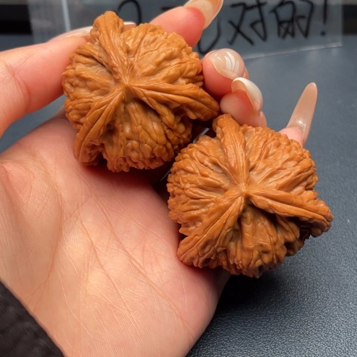 在***鹰文玩核桃吊坠白狮子