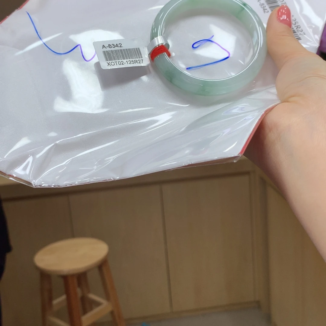 翡翠手镯未镶嵌不退不换