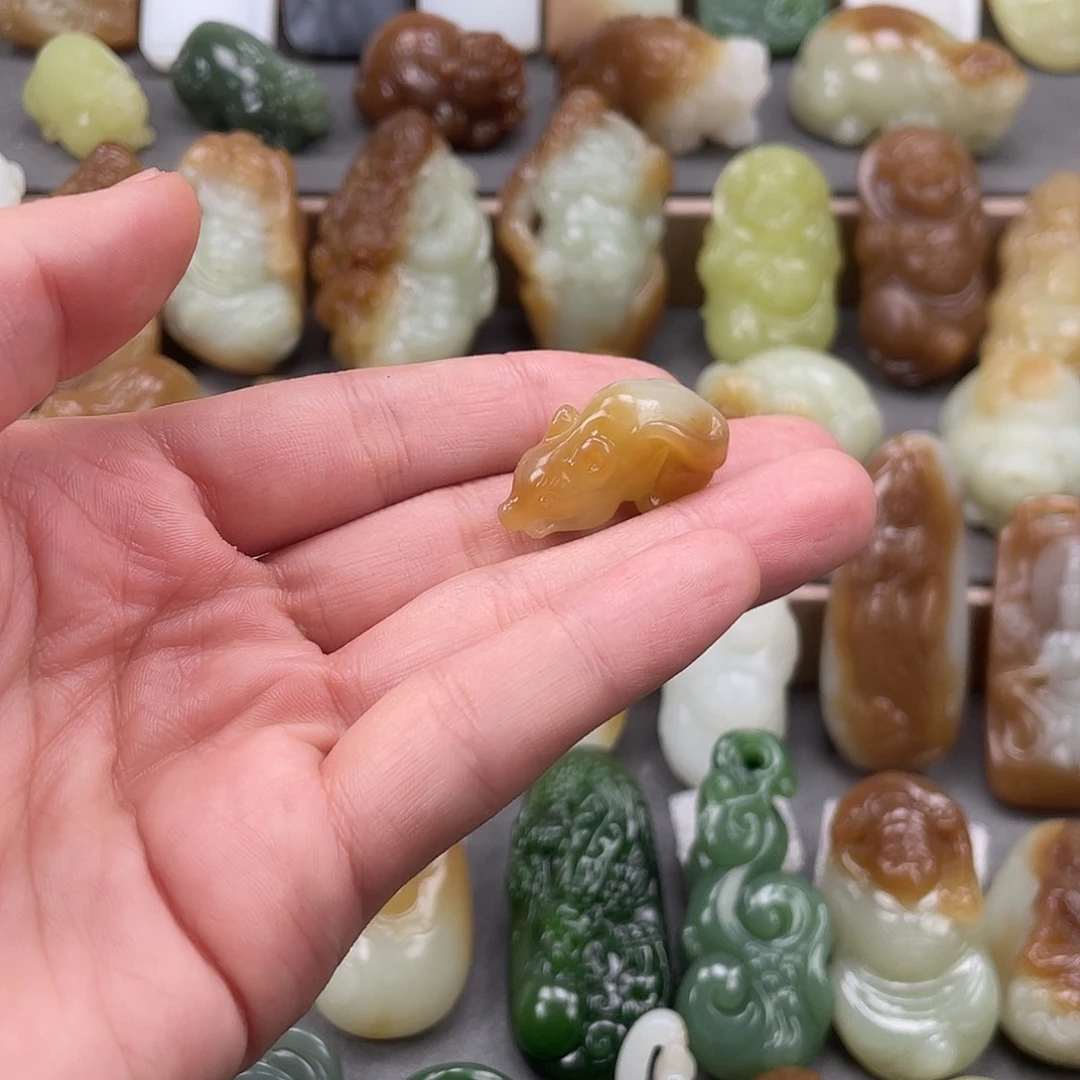 用***8和田玉未镶嵌颈饰