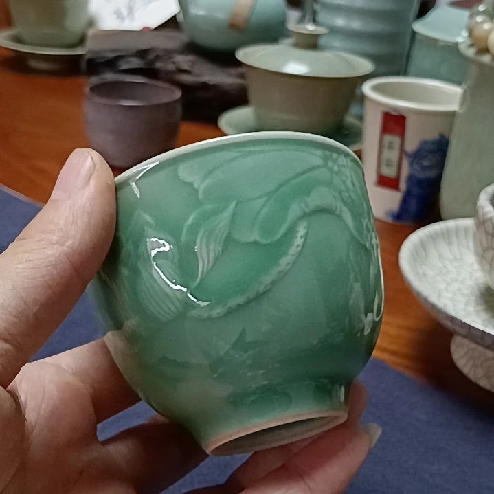 青瓷刻花杯龙泉孤品