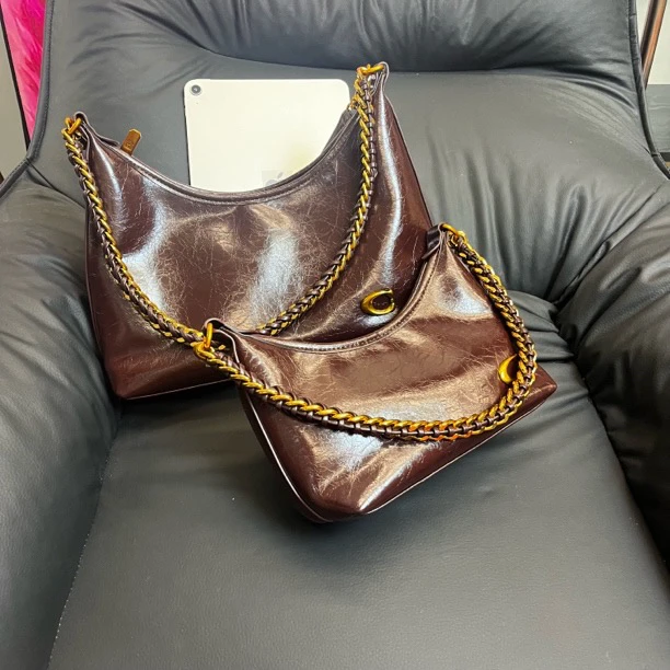 【小杜优选】2025博主同款高品质油蜡皮轻奢饺子包包女斜挎包腋下包