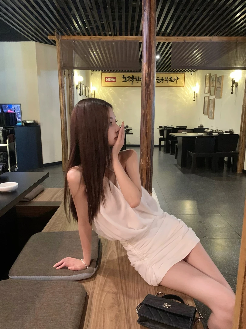 【落境迷情】2025夏季新款高级感白色雪纺挂脖吊带连衣裙包臀短裙女