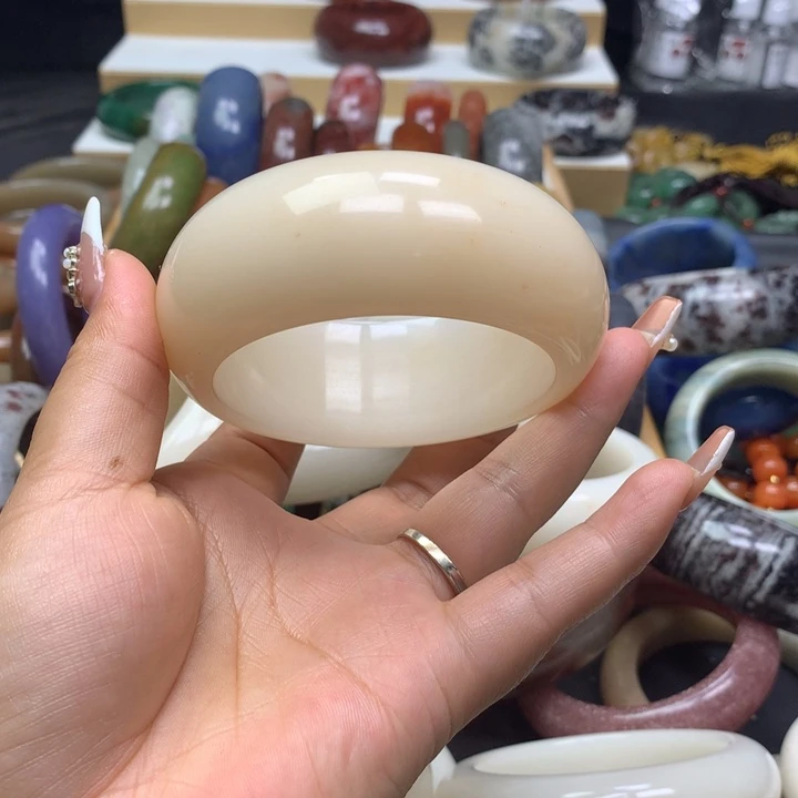 未镶嵌手镯石英质玉君*