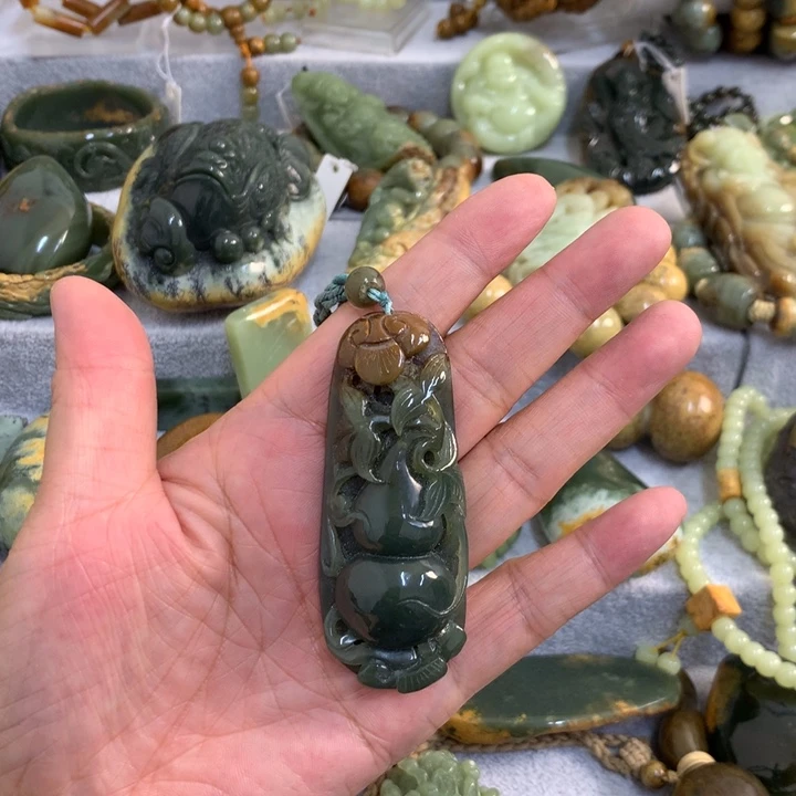 伊***神岫岩河磨玉（透闪石质玉）未镶嵌把件