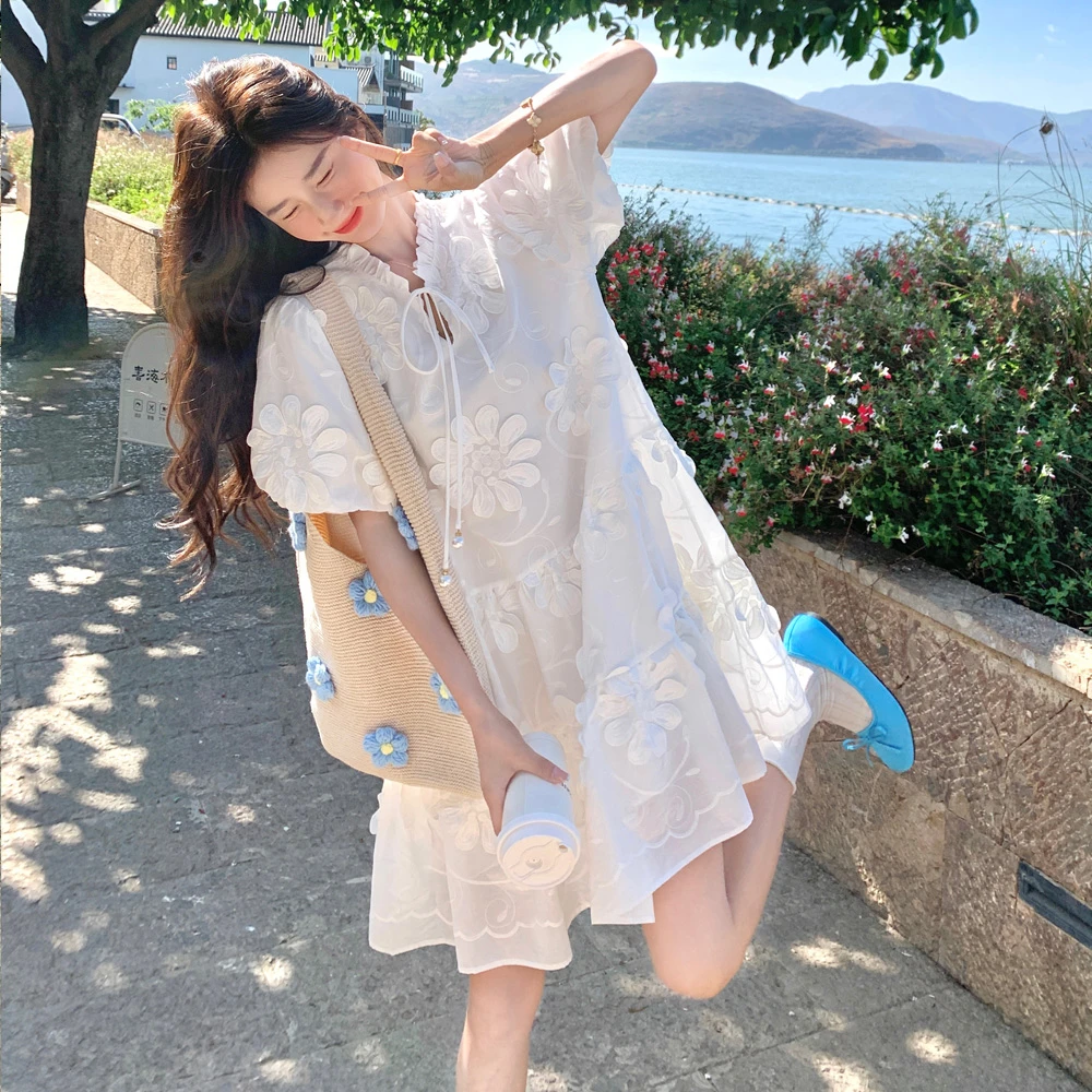 法式绣花立体花朵泡泡袖白色连衣裙女夏季新款小个子独特漂亮裙子