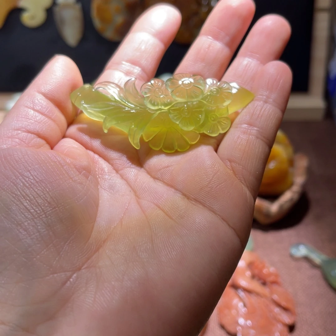 一***间蛇纹石玉未镶嵌颈饰