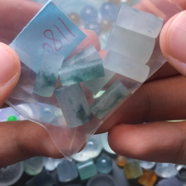 定制翡翠未镶嵌挂件