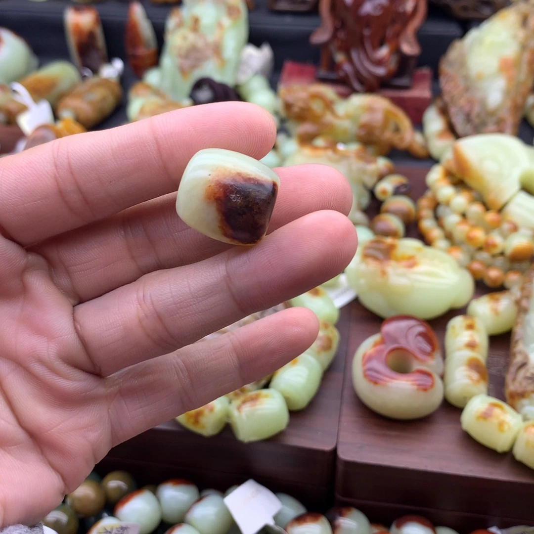 颈饰未镶嵌岫岩河磨玉（透闪石质玉）锦*