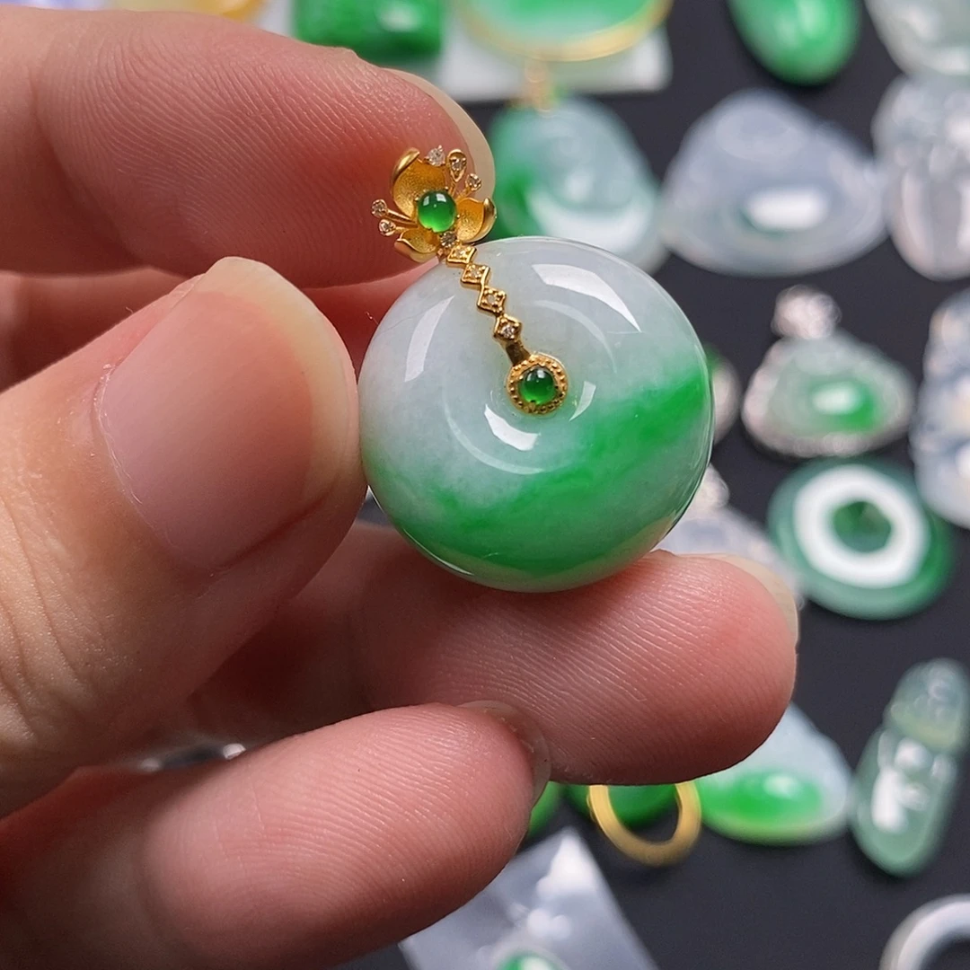 翡翠18K金镶嵌颈饰翡翠