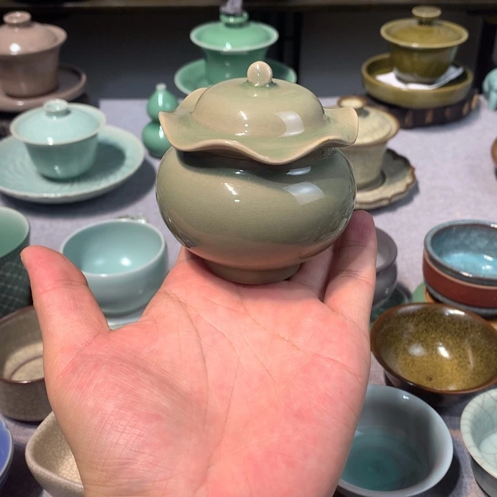 龙泉青瓷手工荷叶罐
