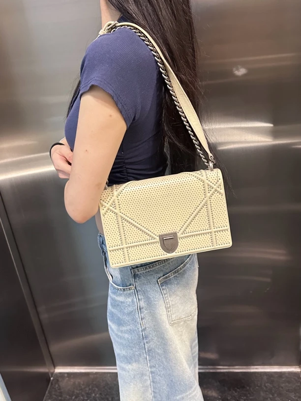 95新 DIOR/迪奥 奶昔白镂空盾牌斜挎包时尚百搭