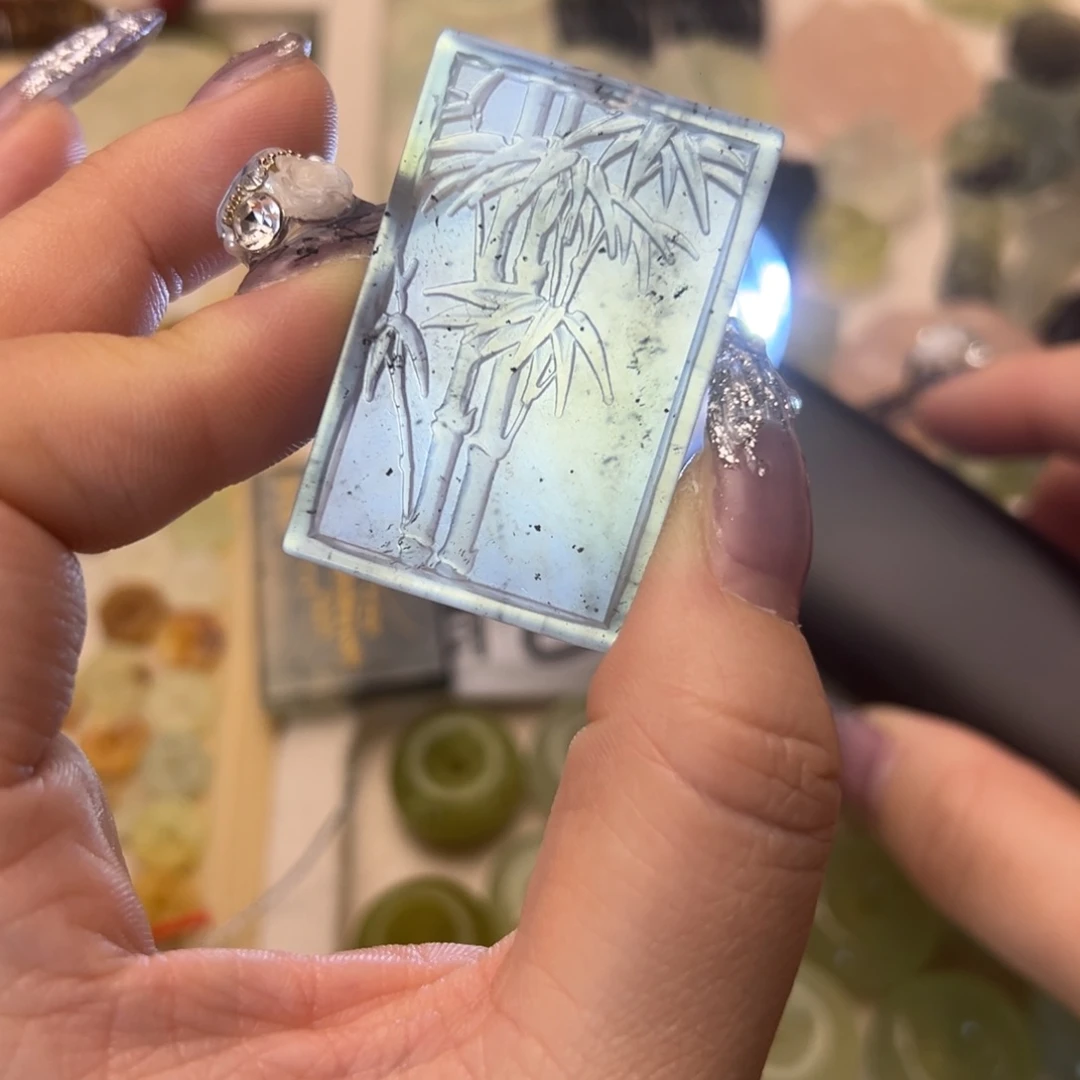 蛇纹石玉颈饰合金