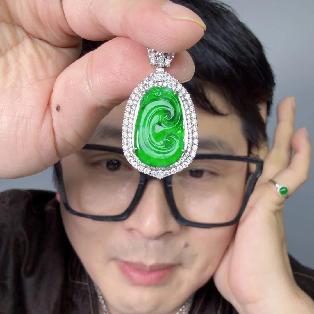 翡翠未镶嵌颈饰一件