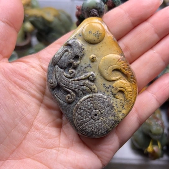 未镶嵌岫岩河磨玉（透闪石质玉）把件