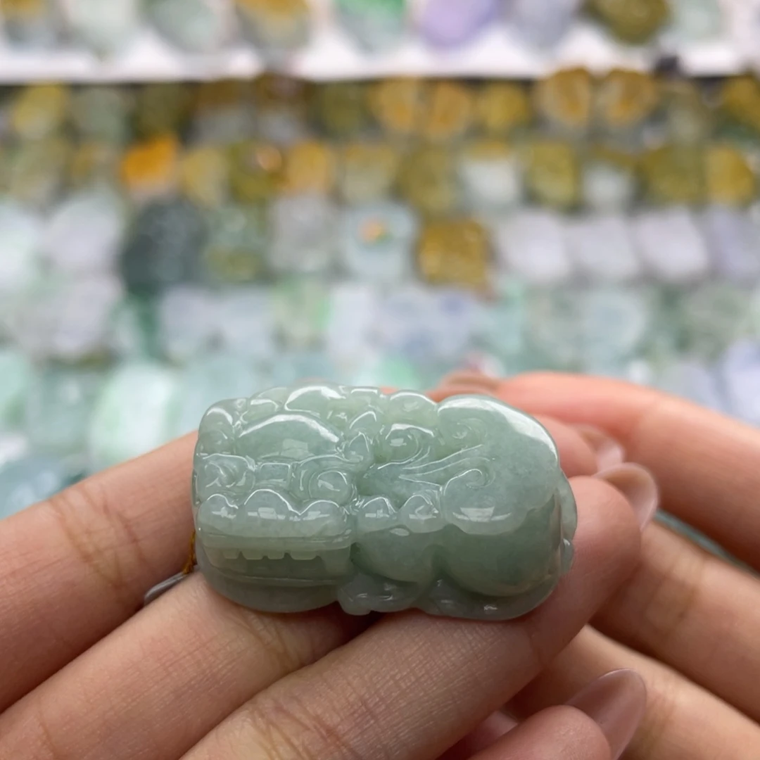 翡翠未镶嵌颈饰貔貅