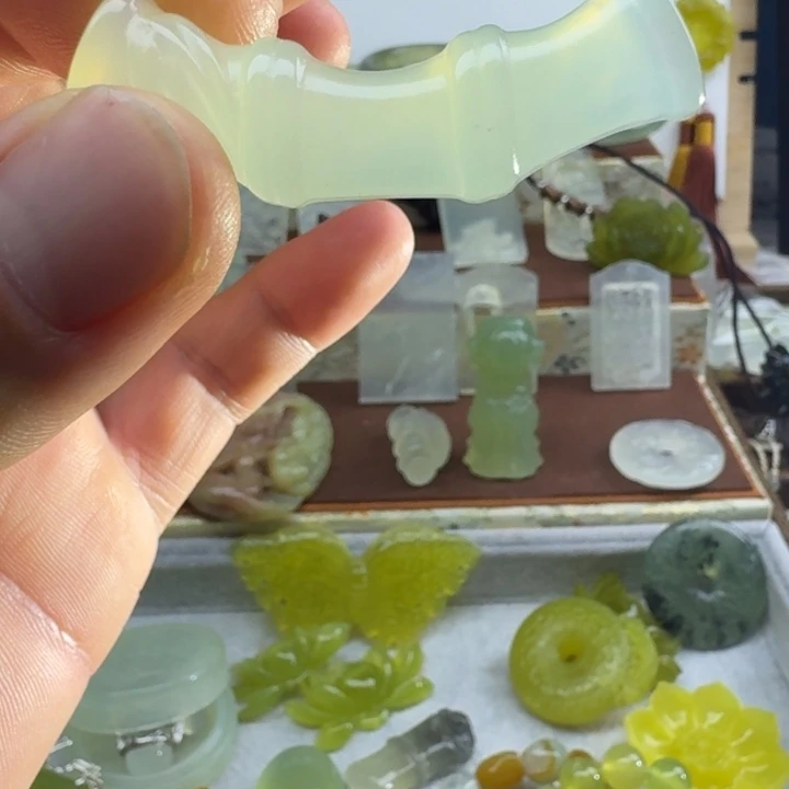 蛇纹石玉未镶嵌颈饰