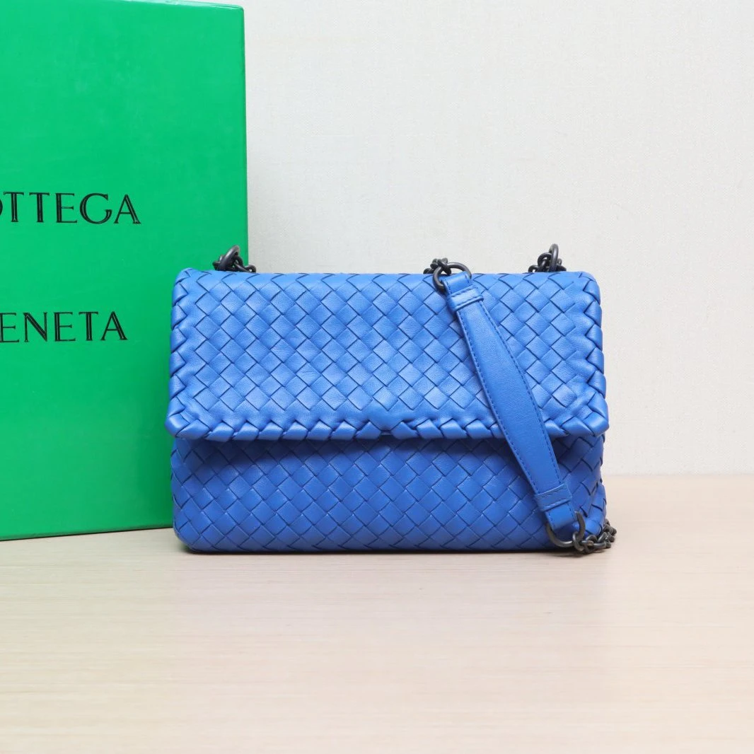 95新 BOTTEGA VENETA/葆蝶家 【娇】Olimpia编织翻盖斜挎包664251