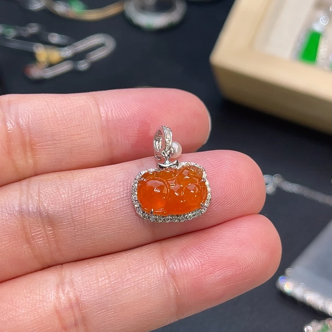 翡翠18K金镶嵌颈饰唐马