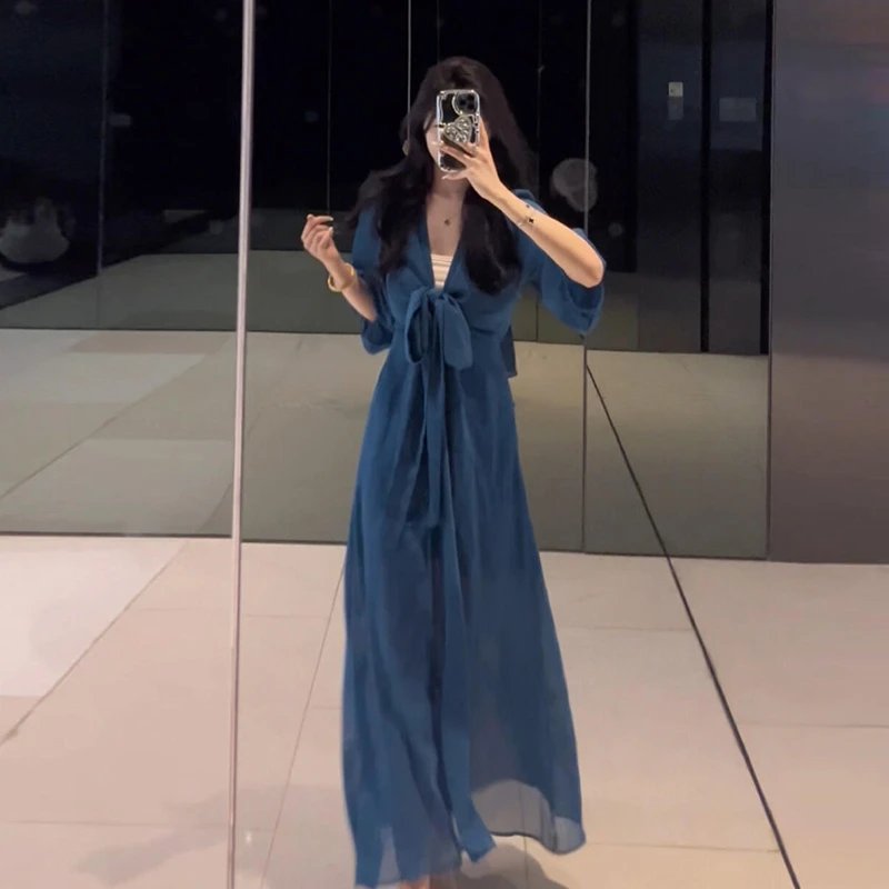 高级感网纱连衣裙子女夏季2025新款老钱风松弛感蓝色V领绑带长裙