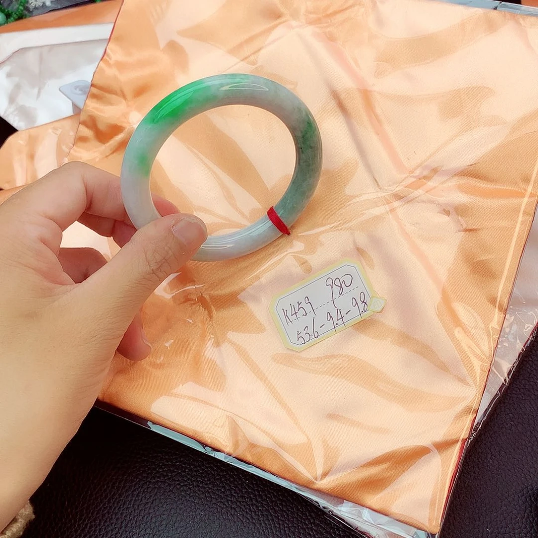 翡翠手镯未镶嵌翡翠