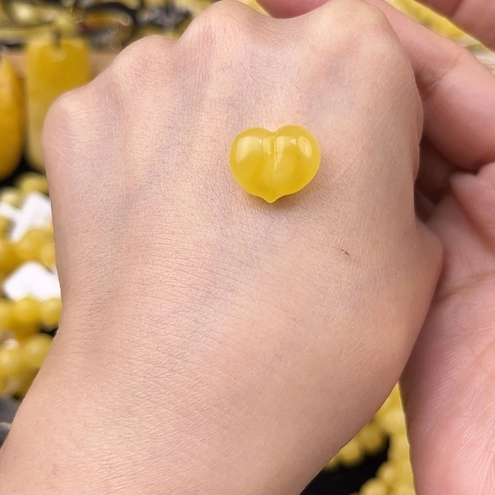 琥珀未镶嵌颈饰琥珀，多样性发其一