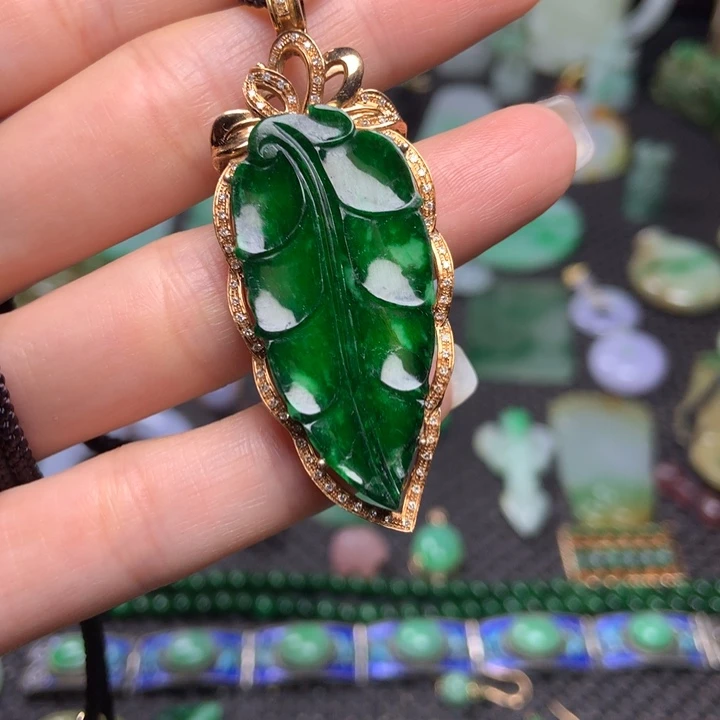 小***哥翡翠挂件18K金镶嵌