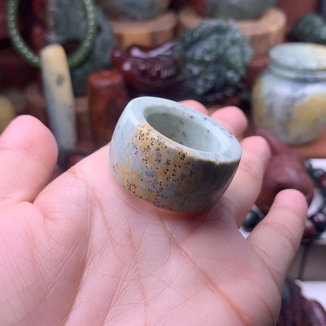雨***浓岫岩河磨玉（透闪石质玉）未镶嵌戒圈