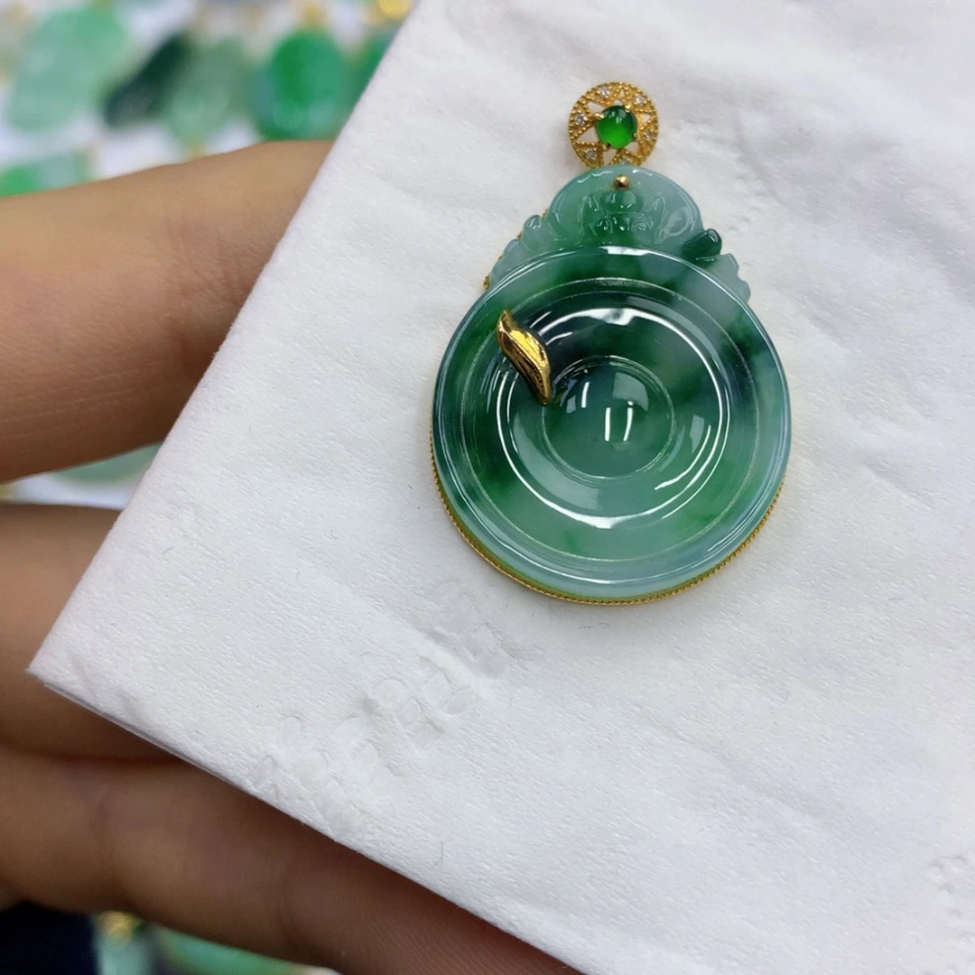 翡翠18K金镶嵌颈饰