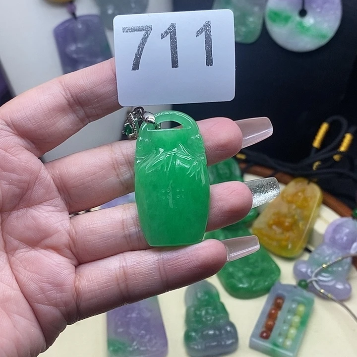 翡翠未镶嵌吊坠(赠链)