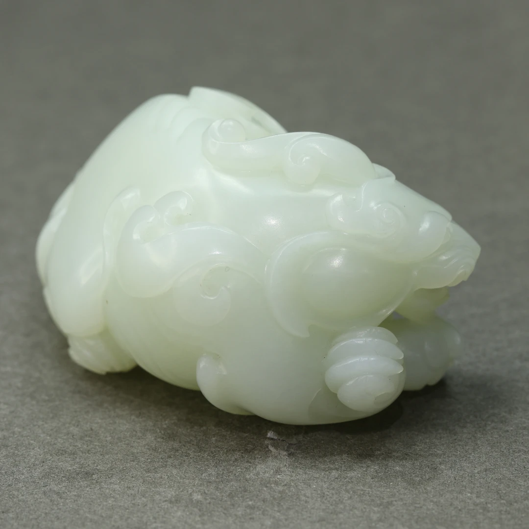 32和田玉光白籽儿貔貅手把件（钟文杰作）/300298保利厦门拍卖