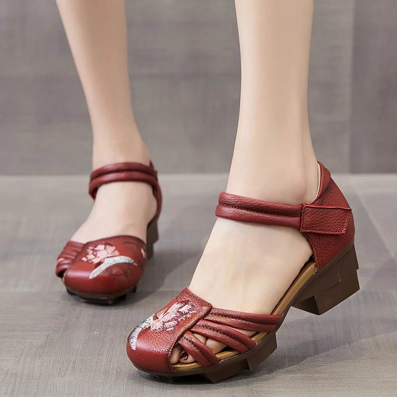 嫔妃丽人头层牛皮民族风圆头粗跟夏季刺绣包头中跟镂空妈妈女凉鞋