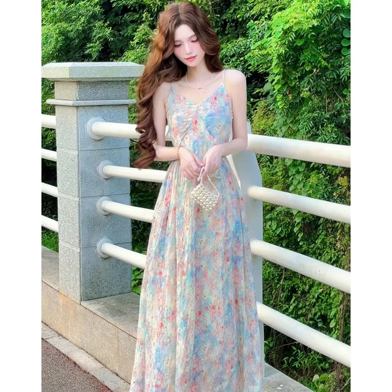 夏季温柔系穿搭女2025新款韩版吊带长裙时尚显瘦V领碎花连衣裙