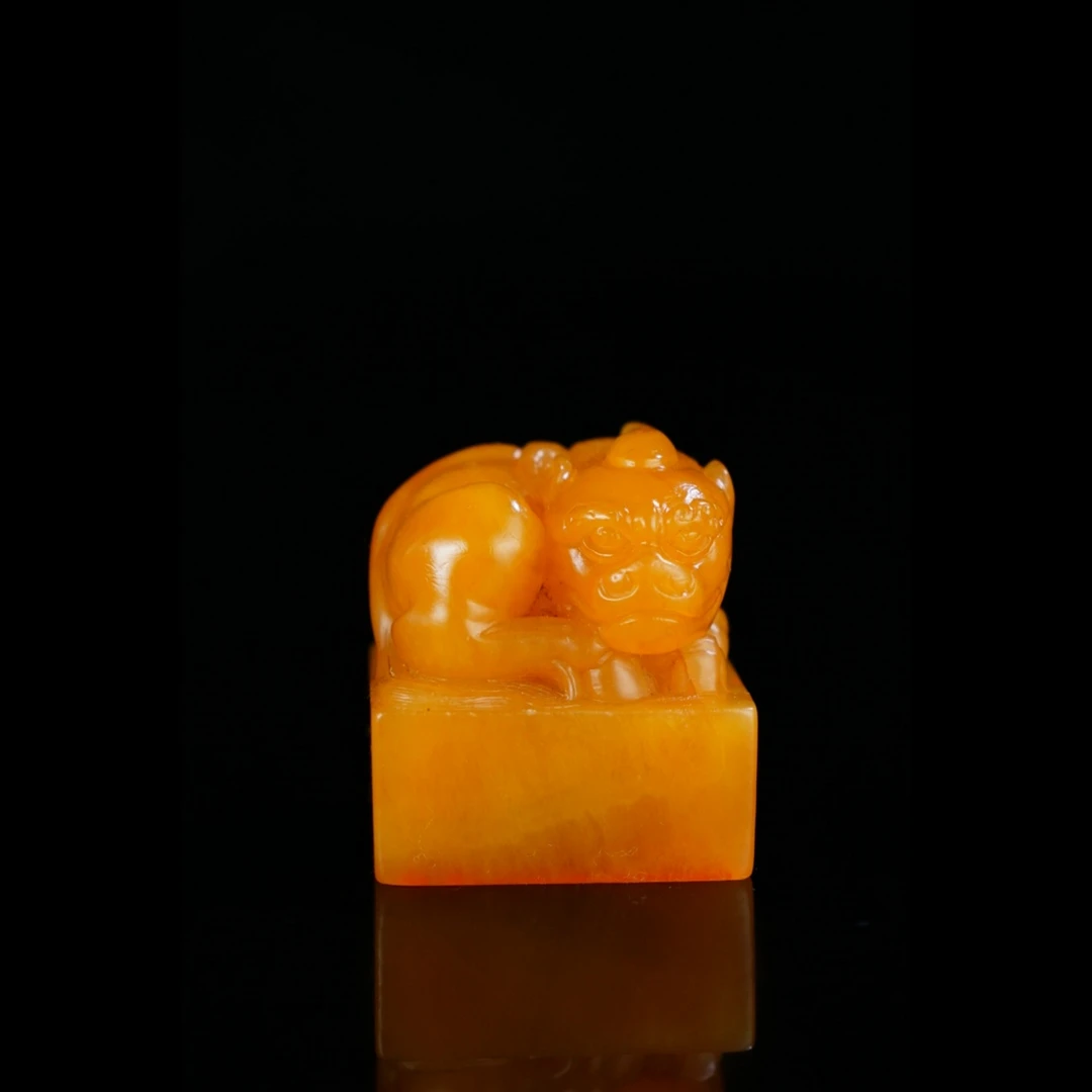 A58 寿山田黄石《翰墨伴清闲》獬豸钮章 68.1克 31x31x36mm