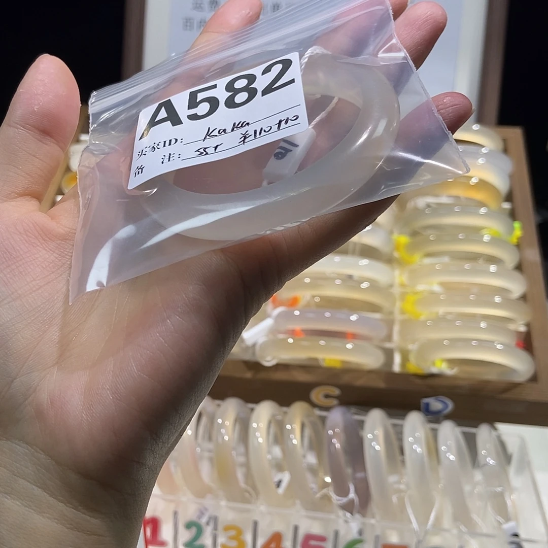 K***a玛瑙/玉髓手镯合金582