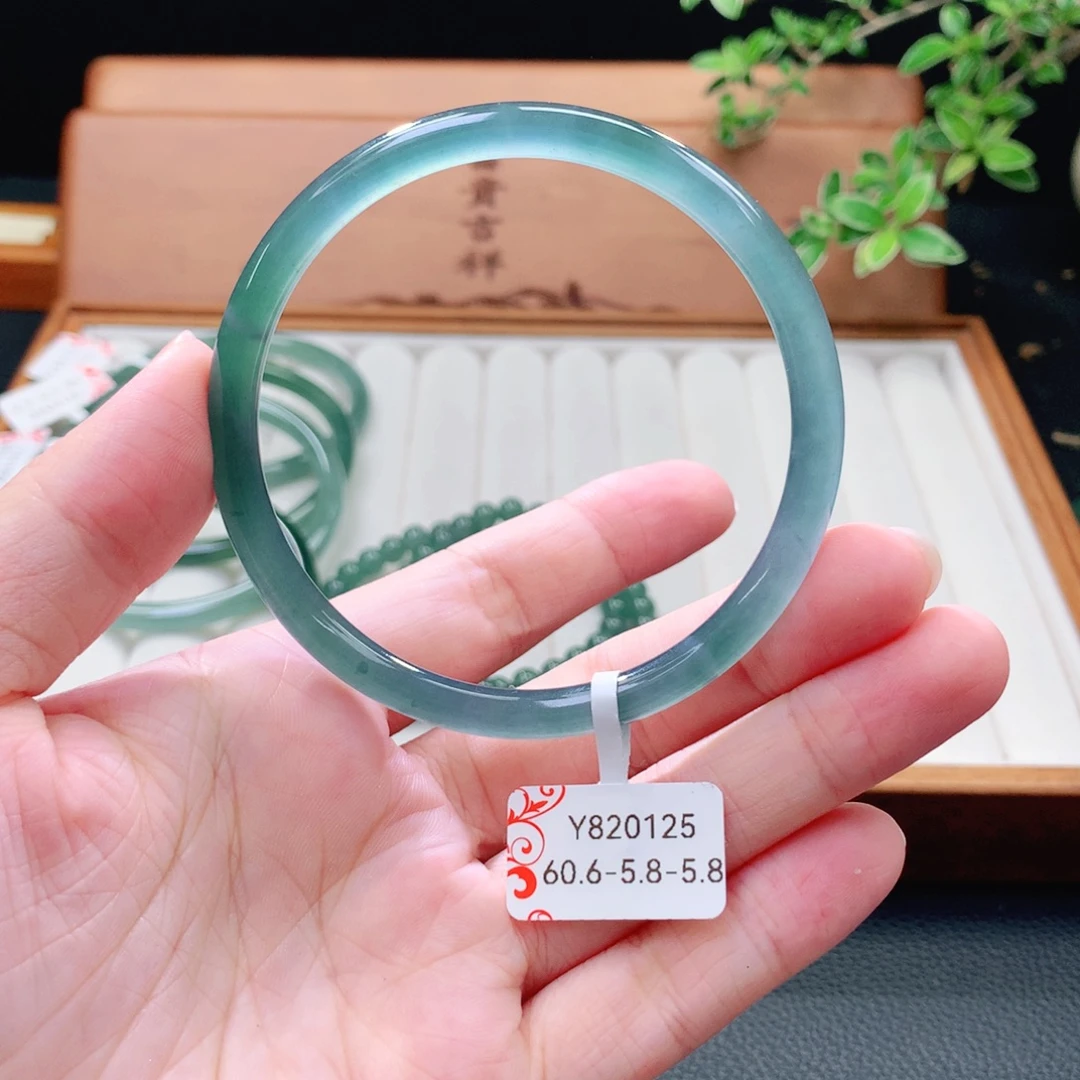 翡翠未镶嵌手镯（圆镯）